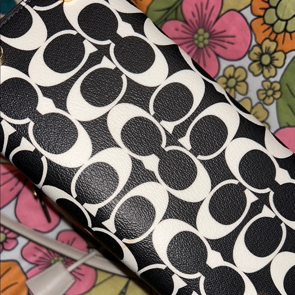 Coach Purse! - Picture 6 of 8